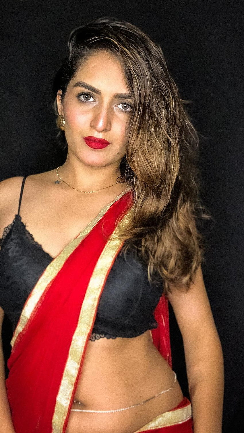 Trishaa kamlakar, amante del sari, al rojo vivo, espectáculo de ombligo fondo de pantalla del teléfono