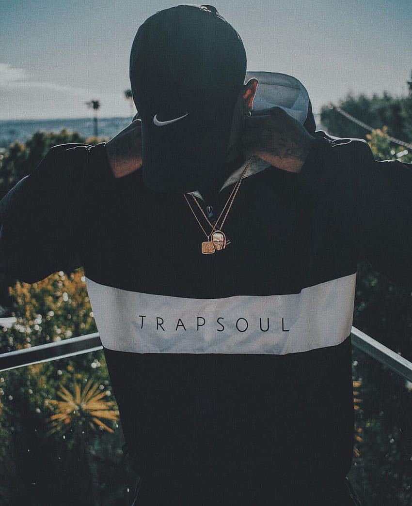 Another useful pose as he does not look into the camera but away, Bryson Tiller HD phone wallpaper