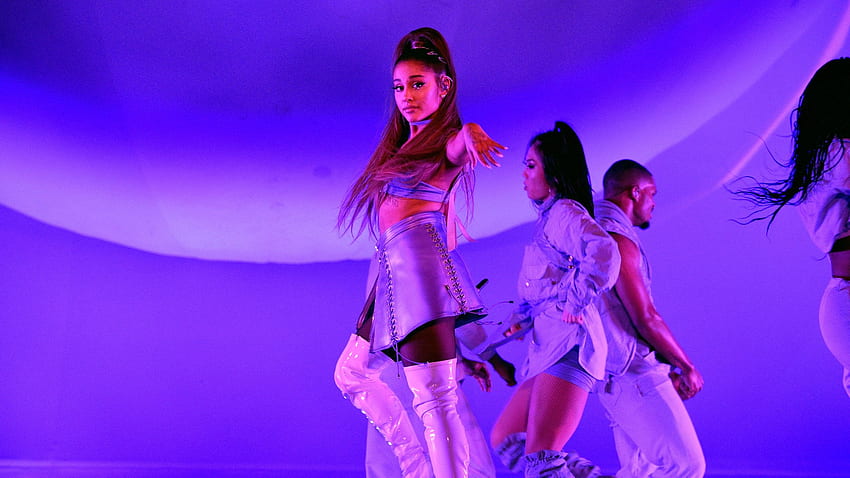 Ariana Grande lançou um álbum surpresa ao vivo chamado “k bye for now. Teen Vogue, Ariana Grande Sweetener World Tour papel de parede HD