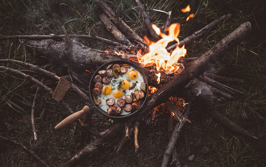 Jedzenie, ogień, ognisko, jajecznica, kemping, pole namiotowe Tapeta HD