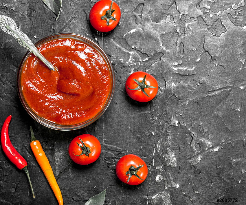 Saus tomat dalam mangkuk dengan sendok, lada dan tomat - kaldu. Crushpixel Wallpaper HD