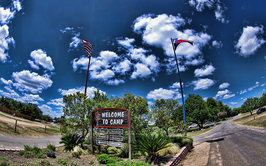 Welcome To Camp, niebieski, kolorowy, kolory, spokojny, piękny, powitanie, flagi, flaga, obóz, chmury, drzewa, widok, droga, natura, niebo Tapeta HD