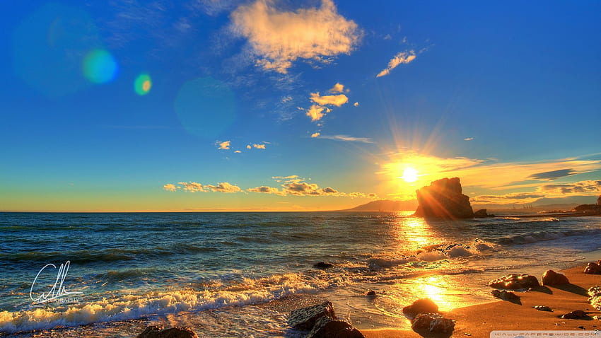 Coucher de soleil d'été, bleu, sable, rochers, plage, été, jaune, nuages, nature, coucher de soleil Fond d'écran HD