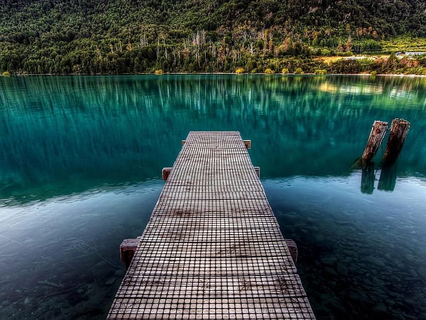 Hồ: Bức ảnh này thu hút bạn với cảm giác bình yên và sự trầm mặc của hồ. Nhìn vào màu nước xanh ngắt và những bóng râm trên bề mặt nước ảnh, bạn như bị cuốn hút vào không gian yên tĩnh và đẹp như mơ.