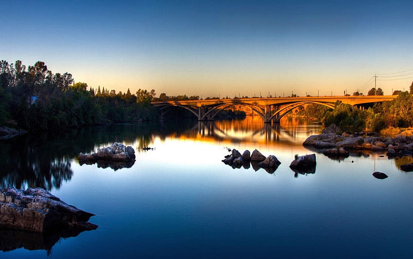 most nad spokojną rzeką, rzeka, drzewa, most, skały, zachód słońca Tapeta HD