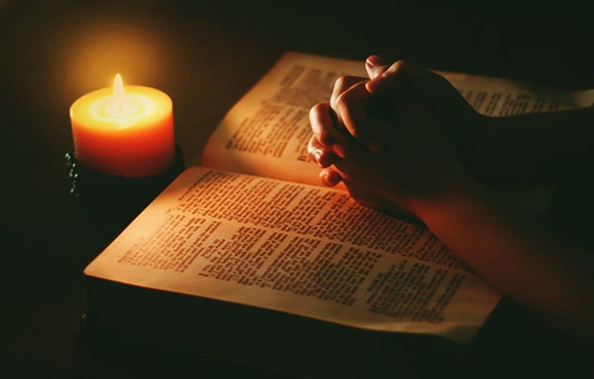 światło, ręce, świeca, Biblia, modlitwa Tapeta HD