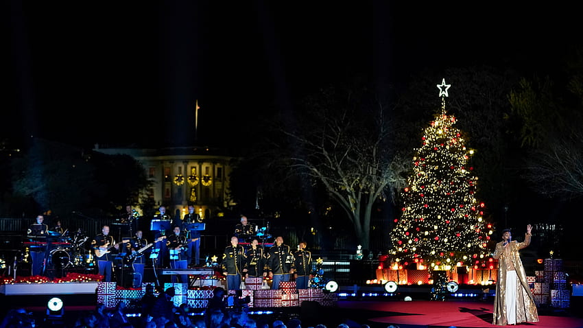 バイデン氏は、ワシントン DC のホワイトハウス近くにあるナショナル クリスマス ツリーの点灯を支援しています。 高画質の壁紙