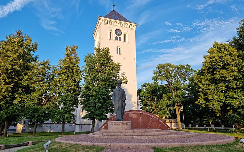 Kościół i pomnik na Łotwie, wieża, pomnik, Łotwa, rzeźba, kościół Tapeta HD