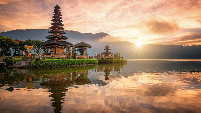 Хиндуистки храм Pura Ulun Danu Bratan на езерото Bratan, Бали, Индонезия. Windows 10 Spotlight HD тапет