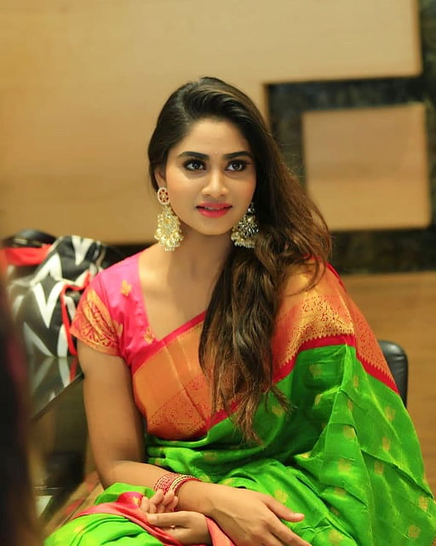 L'attrice Shivani Narayanan nelle tradizionali di sari di seta. Ultimi aggiornamenti sui film indiani di Hollywood, branding online e galleria di attrici Sfondo del telefono HD
