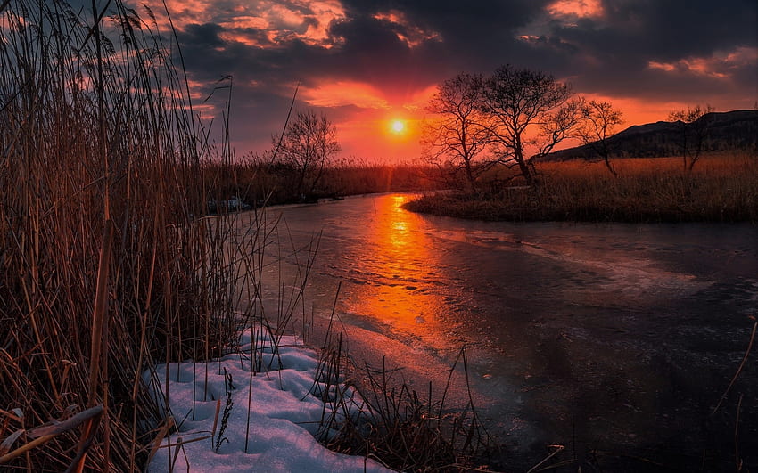 Река Залез в ранна зима, отражение, сняг, облаци, цветове, небе HD тапет