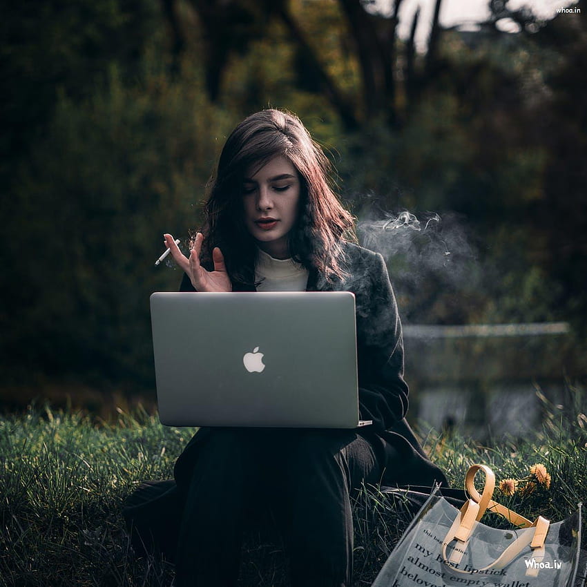 Una niña usando una computadora portátil y fumando cigarrillos, una niña con una computadora portátil fondo de pantalla del teléfono