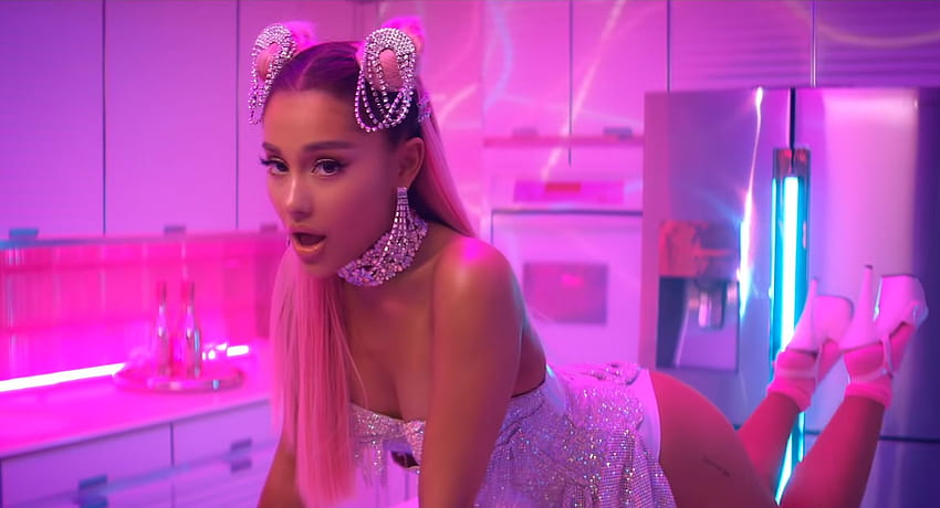 Ariana Grande Apologizes Over Backlash to '7 Rings' HD wallpaper