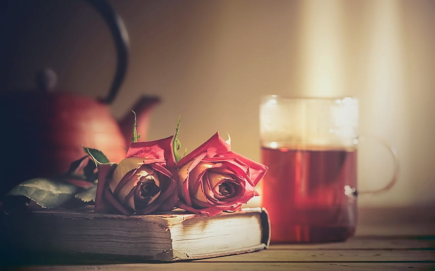 Чай и рози, боке, чай, рози, специален ден, релакс, натюрморт, книга, от сърце, с любов, момент, цветя HD тапет