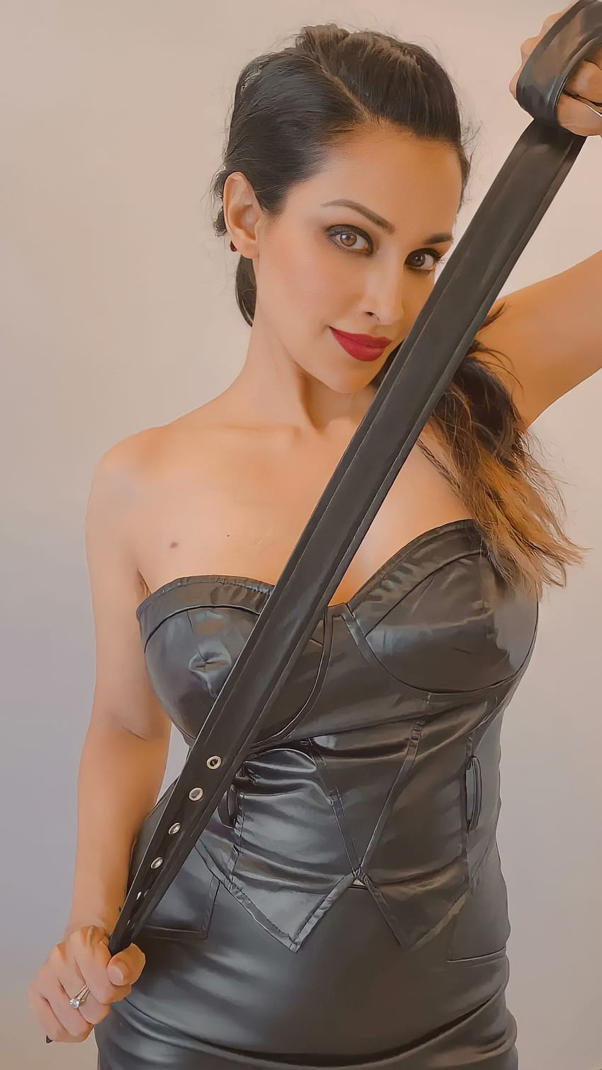 Flora Saini, atriz de Bollywood Papel de parede de celular HD