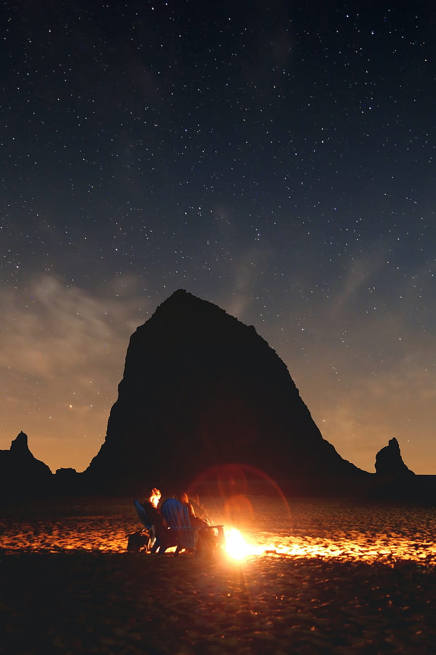 of couple sitting in front of bonfire near mountain – Cannon beach , Bonfire Mountains HD phone wallpaper