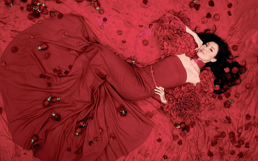 붉은 장미 꽃잎 이 있는 붉은 침대 위의 아름다운 아시아 여성 HD 월페이퍼