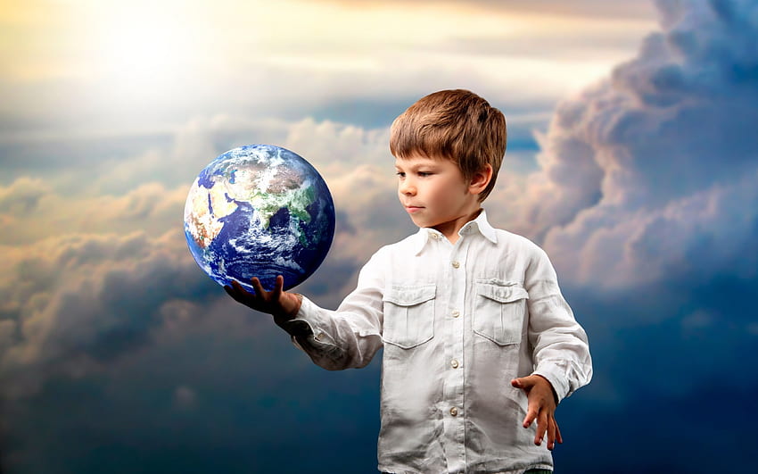 Kleiner Junge mit der Planetenerde in seiner Hand HD-Hintergrundbild