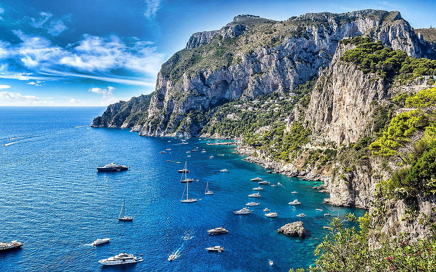 Capri, île italienne, mer Tyrrhénienne, Campanie, été, paysage marin, paysage de montagne, baie, yachts, rochers près de la mer, voyage d'été, Italie pour avec résolution . Haute qualité Fond d'écran HD