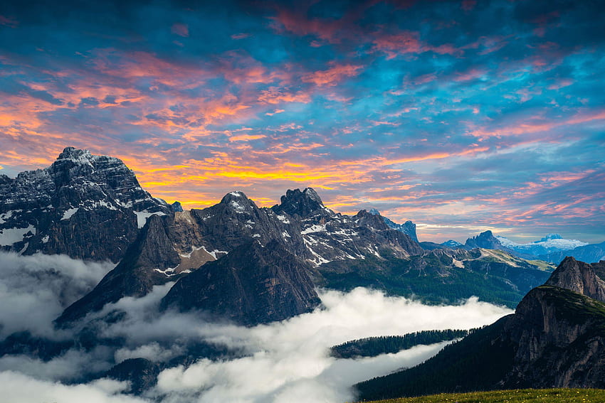 Parque nacional italiano, montañas, nubes, puesta de sol. fondo de pantalla