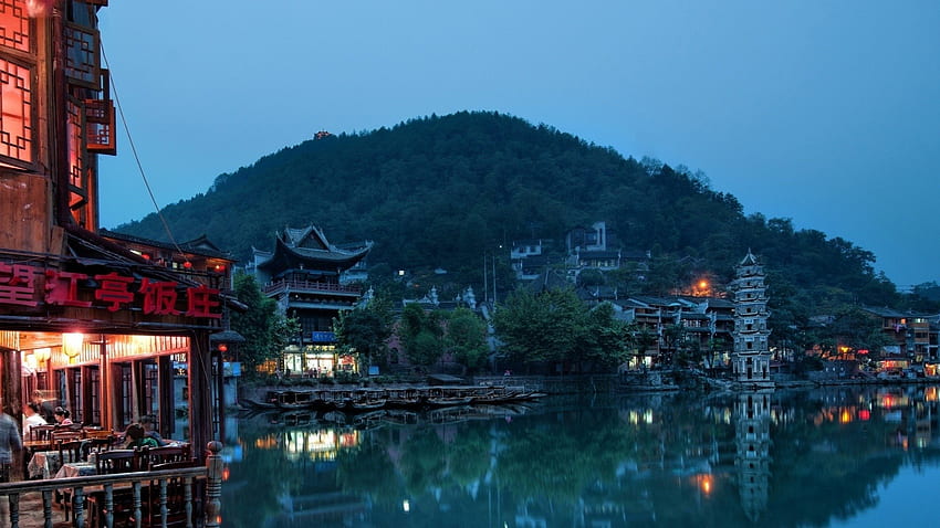 中国、家、建物、丘、木、湖、水、夜、夕日、ライト、都市、風景、反射、町、アジア、東洋、村/およびモバイルの背景 高画質の壁紙