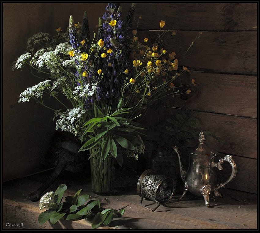 натюрморт 1, натюрморт, стъклена ваза, ориенталски чайник, диви цветя, ориенталска чаша за чай, тъмно HD тапет