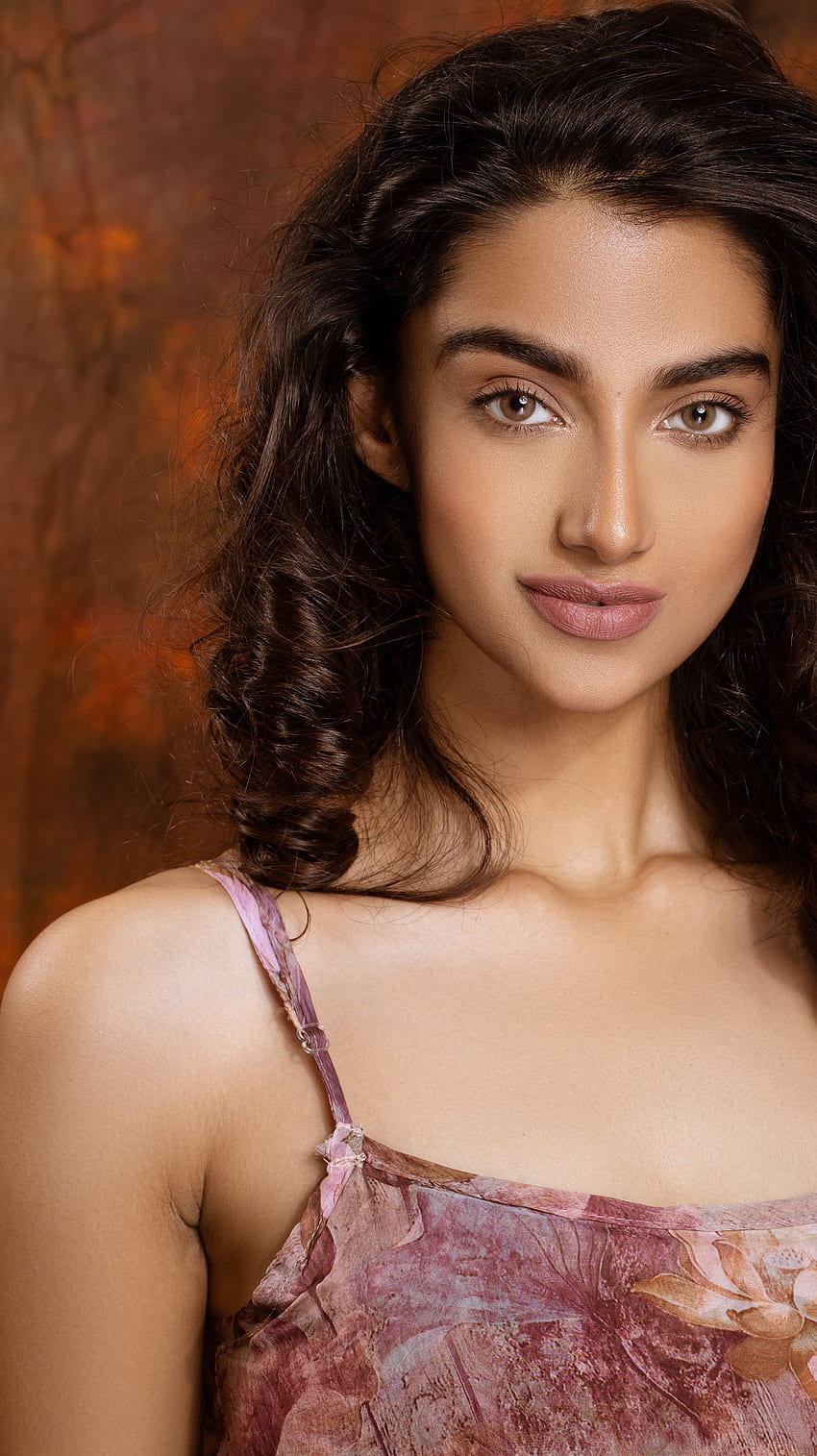 Meenakshi Chaudhary, Telugu-Schauspielerin, Model HD-Handy-Hintergrundbild