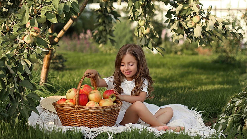 Gadis Tersenyum Kecil Yang Lucu Duduk Di Atas Kain Putih Dengan Keranjang Anyaman Apel Mengenakan Gaun Putih Lucu Wallpaper HD