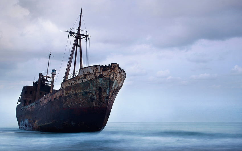 Velero marrón y blanco, naufragio, barco viejo, playa, mar fondo de pantalla