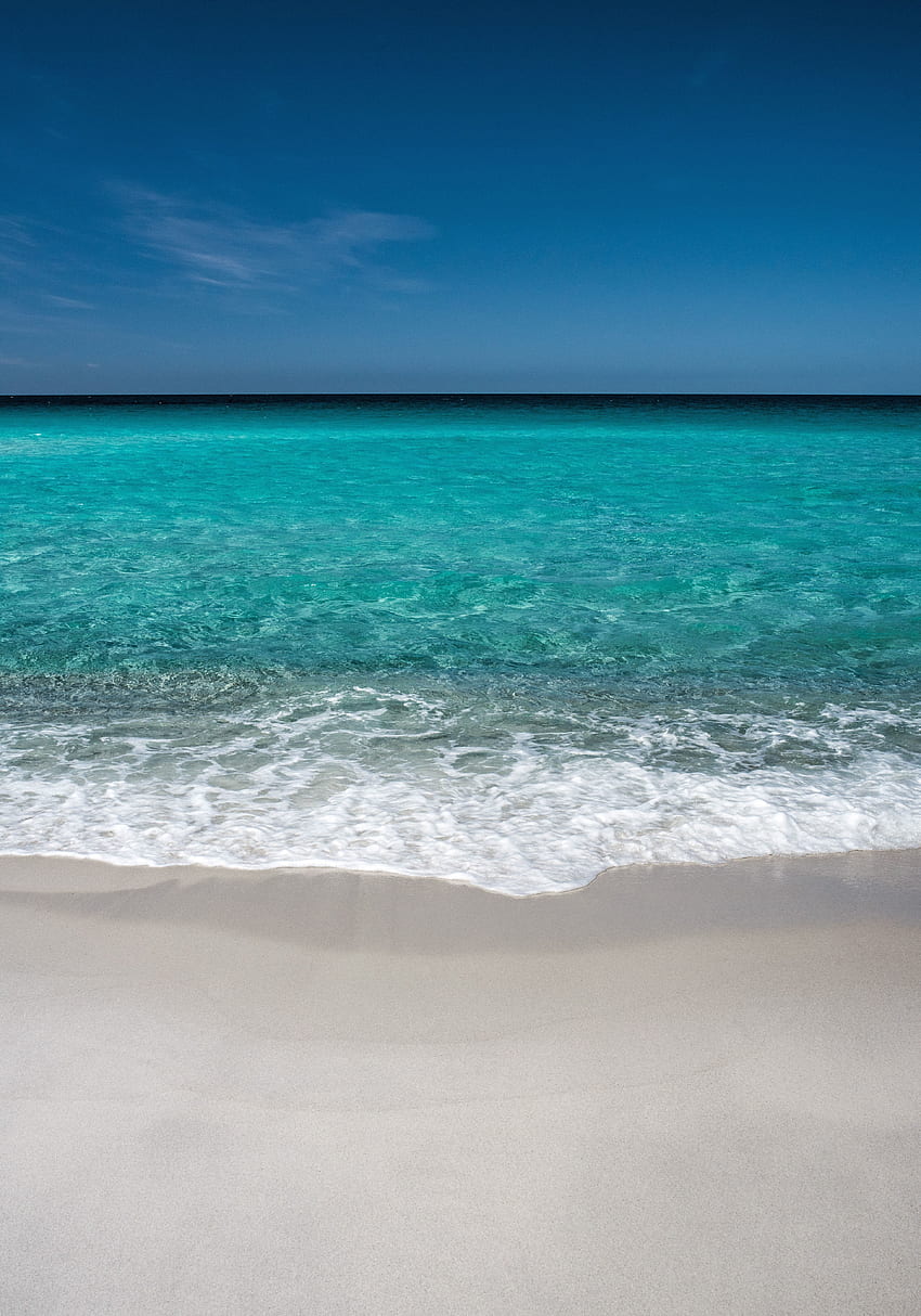 Playa, suave, olas del mar, mar azul. fondo de pantalla del teléfono