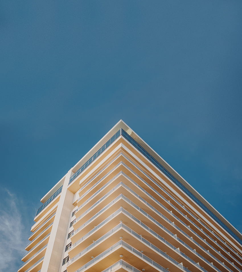 Градска сграда, фасада, синьо небе HD тапет за телефон