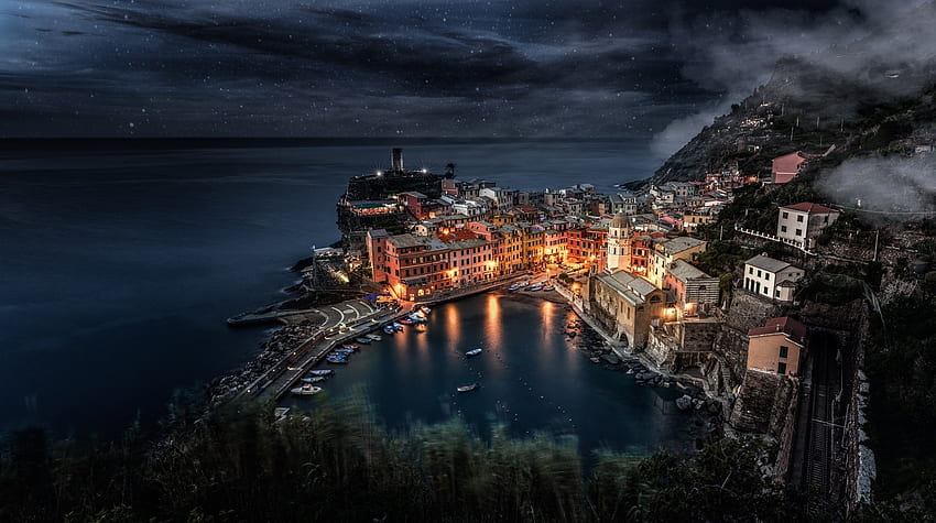 都市、都市景観、チンクエテッレ、イタリア、夜、星、海、ボート、建物、ドック/およびモバイルの背景、夜のイタリア 高画質の壁紙