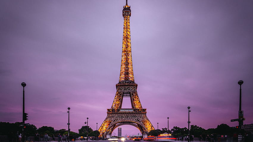 紫の空を背景にパリの美しいエッフェル塔 高画質の壁紙