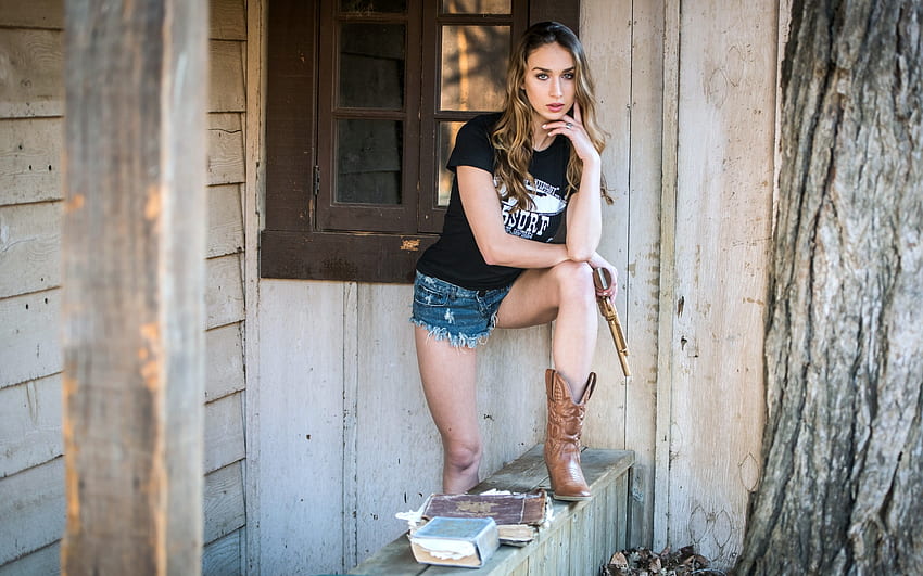 Cowgirl with Gun, modelo, vaqueira, morena, arma, botas, shorts papel de parede HD