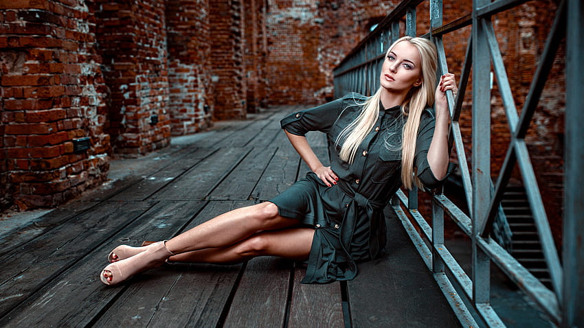 A modelo loira está posando para uma sessão na ponte de madeira usando roupas pretas papel de parede HD