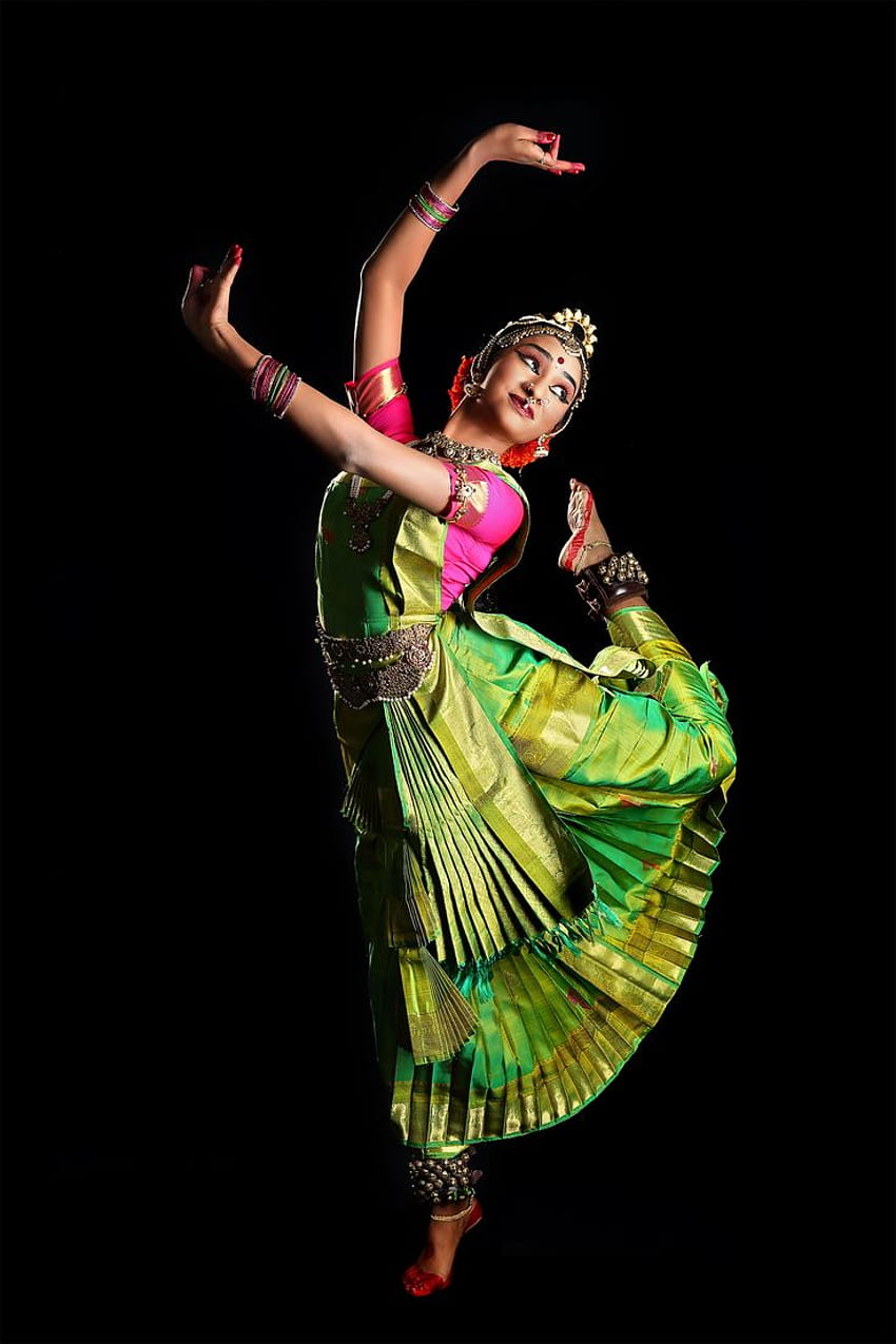 Danza Kuchipudi. grafía de danza, poses de grafía de danza, bailarina clásica india, danza folclórica fondo de pantalla del teléfono