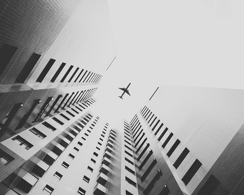 高層ビルの上空を飛ぶ飛行機の解像度、、、背景、および、黒と白の飛行機 高画質の壁紙
