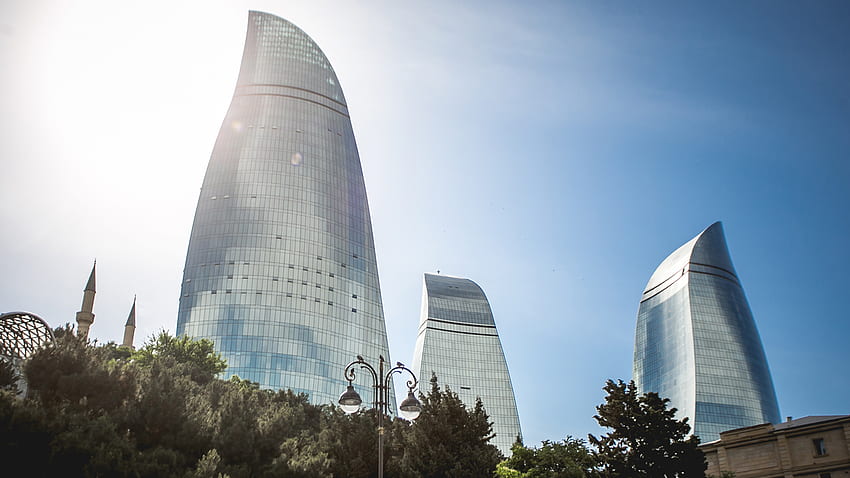 Fairmont Baku в Пламенните кули на Баку: Един от най-високите хотели в света. CNN Travel, Баку Азербайджан HD тапет