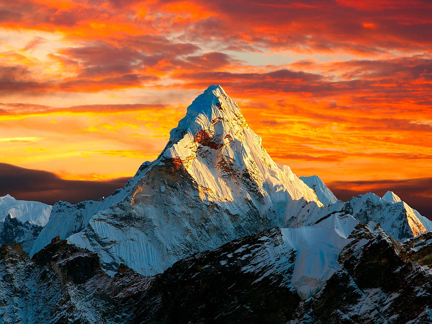 Залез в хималайската планина Еверест между Непал и Китай Природен пейзаж HD тапет