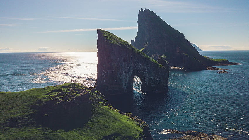Faraglioni marini Drangarnir tra l'isolotto Tindhólmur e, Isole Faroe Sfondo HD