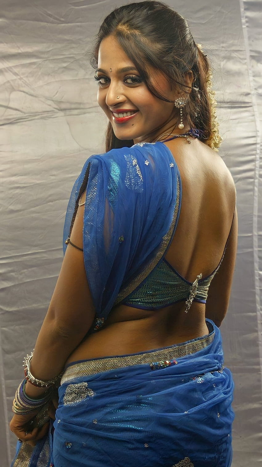 Anushka Shetty, bellezza sari, attrice telugu Sfondo del telefono HD