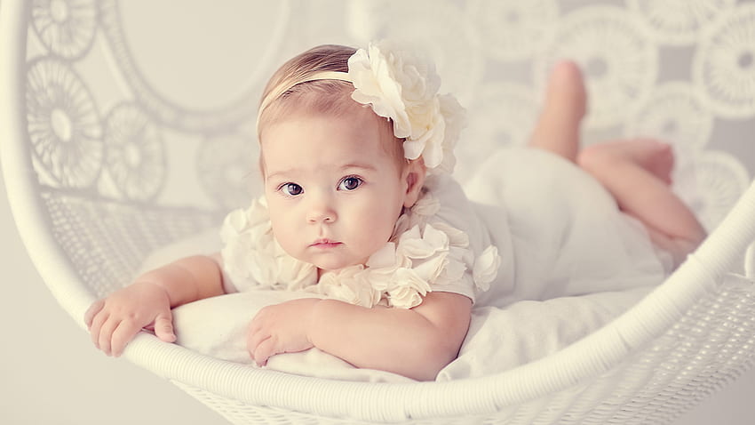 Jolie petite fille potelée est allongée sur une balançoire blanche vêtue d'une robe blanche mignonne Fond d'écran HD