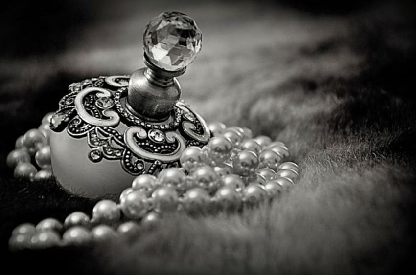 Cose, bottiglia di profumo, bianco e nero, perle, cose di donna, belle Sfondo HD