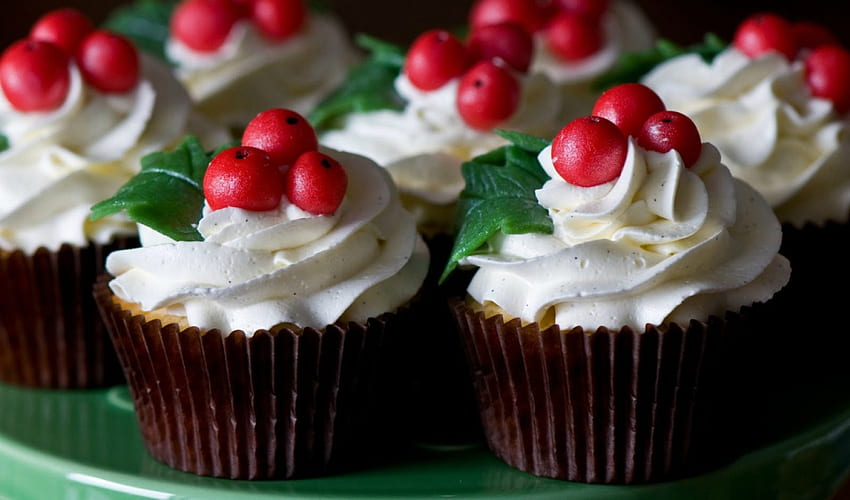 cupcakes Natal, manis, putih, mistletoe, cokelat, Berry, makanan, cupcakes, hijau, hari Natal, merah, buah, daun, krim Wallpaper HD
