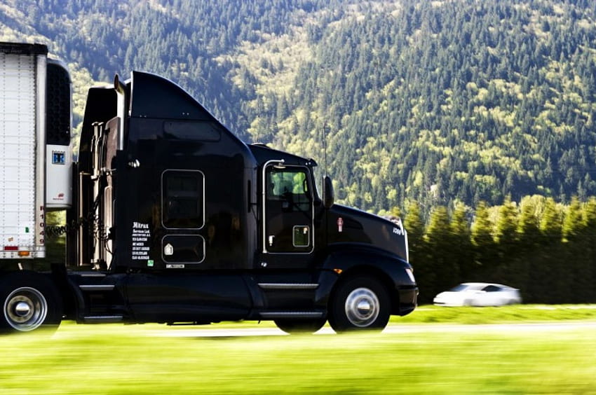 Semi camión rodando por la carretera, camión grande, montañas, semi, camión fondo de pantalla