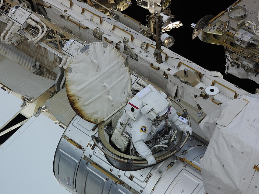 фон на астронавт за космическа разходка HD тапет