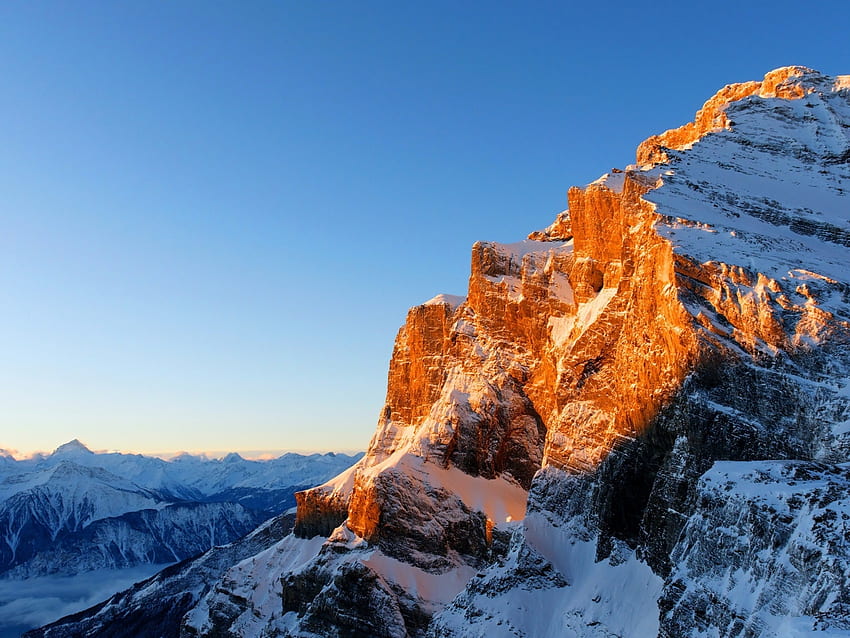 Soleil du matin au sommet d'une montagne enneigée, nature, soleil, neige, montagne Fond d'écran HD