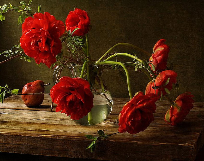 L'ultima delle rose dell'estate, tavolo, rose, verde, rosso, vaso, cadente, acqua Sfondo HD