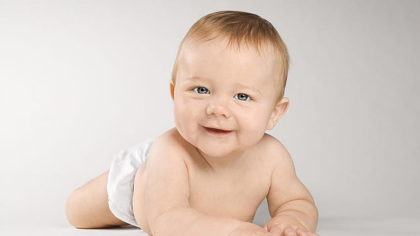 グレーの目かわいい赤ちゃんは白い背景で床に横たわっています かわいい 高画質の壁紙
