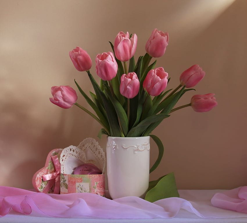 still life, graphy, elegantly, vase, beautiful, tulips, gift, nice, pink, leaves, box, cool, flowers, , flower bouquet, harmony HD wallpaper